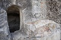 Ouverture donnant dans la petite cavité creusée au sommet du promontoire rocheux  (environs de Madjarovo, Rhodopes de l'est, Bulgarie). Bulgarie 
 Madjarovo 
 Madzharovo 
 Rhodopes 
 Thraces 
 chapelle 
 orthodoxe 
 rupestre 
 troglodyte 
 troglodytique 