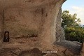 Quelques icônes, des bougies et des pièces de monnaies font de cette cavité aux parois nues une petite chapelle orthodoxe ; l'ouverture offre une vue exceptionnelle sur les collines et la plaine (environs de Madjarovo, Rhodopes de l'est, Bulgarie). Bulgarie 
 Madjarovo 
 Madzharovo 
 Rhodopes 
 Thraces 
 chapelle 
 orthodoxe 
 rupestre 
 troglodyte 
 troglodytique 