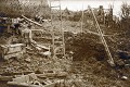 « Eingang zu den Katakomben in Riencourt, April 1917 » (Accès aux catacombes de Riencourt, avril 1917).
Soldats allemands à l’entrée du grand souterrain-refuge villageois qui leur sert d’abri dans le village dévasté de Riencourt-les-Cagnicourt, près d’Arras en avril 1917. Cette photographie, très certainement prise en pleine bataille d’Arras, montre à quel point disposer de tels abris souterrains s’avérait vital pour espérer survivre aux ravages de l’artillerie (France, Première Guerre mondiale). 14-18 
 Arras 
 Nord 
 Pas-de-Calais 
 Riencourt 
 creutes 
 grotte 
 guerre 
 soldats allemands 
 souterrain 
 tunnel 