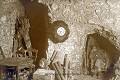 « Katakombenunterstände in den Katakomben in Riencourt, April 11.4.17» (Cagna dans les catacombes de Riencourt, 11 avril 1917).
Soldat allemand à l’abri dans le grand souterrain-refuge villageois de Riencourt-les-Cagnicourt, le 11 avril 1917, en pleine bataille d’Arras, jour de l’attaque anglo-australienne sur Bullecourt à 2 kilomètres de là. Sous terre, loin du tumulte de la surface, l’œil de bœuf récupéré dans les ruines du village rythme l’attente (France, Première Guerre mondiale). Photographie : Mousquetaire Berstel. 14-18 
 Arras 
 Nord 
 Pas-de-Calais 
 Riencourt 
 creutes 
 grotte 
 guerre 
 soldats allemands 
 souterrain 
 tunnel 