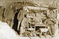 « Manschafts Unterkunft in den Katakomben in Riencourt, Kampffront-Arras, April 1917 » (Logement de la troupe dans les catacombes de Riencourt, front d’Arras, avril 1917).
Chambrée de soldats allemands dans le grand souterrain-refuge villageois de Riencourt-les-Cagnicourt près d'Arras en avril 1917. Cette photographie a été très certainement prise en pleine bataille d’Arras (France, Première Guerre mondiale). 14-18 
 Arras 
 Nord 
 Pas-de-Calais 
 Riencourt 
 creutes 
 grotte 
 guerre 
 soldats allemands 
 souterrain-refuge
muche 
 tunnel 