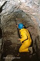 Loge de garde assurant le contrôle d’un trou de visée débouchant dans le couloir d’accès ; ce trou de visée était tout à fait adapté au maniement d’une pique ou d’un épieu ferré ; souterrain-refuge de la Gillaudière (Vendée, France). France 
 Vendée 
 souterrain 
 souterrain aménagé 
 souterrain-refuge 