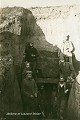 « Ein Minierstollen im Arbeit » (Un tunnel de mine en cours de réalisation). Des pionniers allemands posent devant l'entrée boisée d'une galerie de mine en cours de creusement ; photographie de 1915 ou 1916 (France, Première Guerre mondiale). 14-18 
 guerre 
 mine 
 mines 
 pionniers 
 première guerre mondiale 
 sapeur 
 soldats allemands 
 souterrain 
 tunnel 