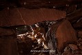 Des pierres de jambage coiffées d’un linteau rétrécissent le couloir et marquent le début de chaque tronçon, c’est-à-dire de chaque salle ; souterrain de Rath (comté de Cork, Irlande). Irlande 
 Moyen Age 
 Rath 
 enceinte circulaire 
 fortification 
 souterrain 
 souterrain aménagé 
 souterrain-refuge 