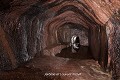 Entièrement creusé dans les vieux grès rouges, le souterrain-refuge de Dunisky ressemble étonnamment à certains refuges du sud-ouest de la France. Dotée d’une banquette accolée à la paroi, cette salle est couverte d’une voûte à deux pans qui semble avoir été taillée pour imiter le toit d’une habitation de surface (comté de Cork, Irlande). Dunisky 
 Irlande 
 Moyen Age 
 Vieux grès rouges 
 fortification 
 souterrain 
 souterrain-refuge 