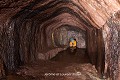 Salle dotée d’une banquette accolée à la paroi et couverte d’une voûte à deux pans. Au fond, le goulot communique avec d’autres salles ; souterrain-refuge de Dunisky (comté de Cork, Irlande). Dunisky 
 Irlande 
 Moyen Age 
 Vieux grès rouges 
 fortification 
 souterrain 
 souterrain aménagé 
 souterrain-refuge 