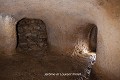 Ce puits d’extraction a été comblé par un remplissage de pierres sèches tout en ménageant des conduits assurant la ventilation des salles qui sont disposées autour. Ce souterrain a été reconstitué après une fouille exhaustive du site ; souterrain de Lisnagun (comté de Cork, Irlande). Irlande 
 Lisnagun 
 Moyen Age 
 enceinte circulaire 
 fortification 
 ringfort 
 souterrain 
 souterrain aménagé 
 souterrain-refuge 