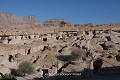 Les nombreuses habitations creusées se superposent sur plusieurs niveaux à l’intérieur du coteau de tuf volcanique. Les maisons les plus élevées percent la paroi verticale, juste sous la strate volcanique plus résistante qui coiffe et protège l’ensemble ; village de Meymand (province de Kerman, Iran). Iran 
 Meymand 
 UNESCO 
 creusé 
 grotte 
 habitat 
 patrimoine mondial 
 plateau iranien 
 province de Kerman 
 troglodyte 
 troglodytique 
 tuf volcanique 