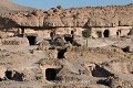 Dès le matin,  un bidon à la main, les femmes empruntent les sentiers qui serpentent entre les bouches des maisons pour descendre vers les différentes fontaines ; village de Meymand (province de Kerman, Iran). Iran 
 Meymand 
 UNESCO 
 creusé 
 grotte 
 habitat 
 patrimoine mondial 
 plateau iranien 
 province de Kerman 
 troglodyte 
 troglodytique 
 tuf volcanique 