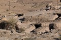 Dès le matin,  un bidon à la main, les femmes empruntent les sentiers qui serpentent entre les bouches des maisons pour descendre vers les différentes fontaines ; village de Meymand (province de Kerman, Iran). Iran 
 Maymand 
 Meymand 
 UNESCO 
 creusé 
 grotte 
 habitat 
 patrimoine mondial 
 plateau iranien 
 province de Kerman 
 troglodyte 
 troglodytique 
 tuf volcanique 