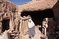 L’allée d’accès creusée dans le tuf qui conduit jusqu’à l’ouverture de l’eivân fait aussi office de cour ; village de Meymand (province de Kerman, Iran). Iran 
 Maymand 
 Meymand 
 UNESCO 
 creusé 
 grotte 
 habitat 
 patrimoine mondial 
 plateau iranien 
 province de Kerman 
 troglodyte 
 troglodytique 
 tuf volcanique 