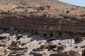 Marchant sur le toit des habitations et contournant les multiples ouvertures, les habitants utilisent des sentiers raides et sinueux pour se déplacer sur le coteau ; village de Meymand (province de Kerman, Iran). Iran 
 Maymand 
 Meymand 
 UNESCO 
 creusé 
 grotte 
 habitat 
 patrimoine mondial 
 plateau iranien 
 province de Kerman 
 troglodyte 
 troglodytique 
 tuf volcanique 