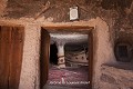 Fondée en 1824, la mosquée est également creusée dans le tuf volcanique ; village de Meymand (province de Kerman, Iran). Iran 
 Maymand 
 Meymand 
 Mosquée 
 UNESCO 
 creusé 
 grotte 
 habitat 
 patrimoine mondial 
 plateau iranien 
 province de Kerman 
 troglodyte 
 troglodytique 
 tuf volcanique 