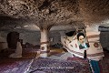 Trois piliers préservés dans la roche soutiennent la voûte de la vaste salle de prière ; village de Meymand (province de Kerman, Iran). Iran 
 Maymand 
 Meymand 
 Mosquée 
 UNESCO 
 creusé 
 grotte 
 habitat 
 patrimoine mondial 
 plateau iranien 
 province de Kerman 
 troglodyte 
 troglodytique 
 tuf volcanique 