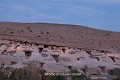 Avec le crépuscule, le tuf se teinte de rose alors que les villageois se préparent à regagner l’intérieur de leurs maisons creusées ; village de Meymand (province de Kerman, Iran). Iran 
 Maymand 
 Meymand 
 UNESCO 
 creusé 
 grotte 
 habitat 
 patrimoine mondial 
 plateau iranien 
 province de Kerman 
 troglodyte 
 troglodytique 
 tuf volcanique 