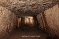 La première salle du souterrain-refuge de Petosse adopte un plan cruciforme et, au centre, le pilier construit soutient les dalles condamnant le puits d’extraction (Vendée, France). Petosse 
 Vendée 
 fortification 
 souterrain 
 souterrain aménagé 
 souterrain-refuge 
 église 
