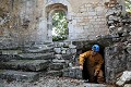 L’accès au souterrain se fait aujourd’hui à l’intérieur des ruines de la chapelle du château (Saintonge, France). Charente maritime 
 Saintonge 
 forteresse médiévale 
 fortification 
 souterrain 
 souterrain aménagé 
 souterrain-refuge 