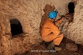Depuis cette loge de garde, les défenseurs contrôlaient l’un des couloirs d’accès ; sur la gauche, se trouve  l’ouverture d’un silo (Saintonge, France). Charente maritime 
 Moyen Age 
 Saintonge 
 fortification 
 meurtrière 
 souterrain 
 souterrain aménagé 
 souterrain-refuge 