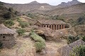 Taillée dans le tuf volcanique aux dépens d’un mamelon rocheux vers 1280, l’église monolithe Genete Maryam (l’église du Paradis de Marie) marque l’arrivée sur Lalibela (environs de Lalibela, Ethiopie). Abyssinie 
 Ethiopie 
 Genete Maryam 
 Lalibela 
 UNESCO 
 christianisme 
 chrétiens 
 grotte 
 sanctuaire 
 troglodyte 
 tuf volcanique 
 église monolithe 
 église souterraine 
