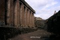 À l’image des temples antiques, l’église monolithe Genete Maryam (l’église du Paradis de Marie) est entourée d’une superbe colonnade taillée dans la roche (environs de Lalibela, Ethiopie). Abyssinie 
 Ethiopie 
 Genete Maryam 
 Lalibela 
 UNESCO 
 christianisme 
 chrétiens 
 grotte 
 sanctuaire 
 troglodyte 
 tuf volcanique 
 église monolithe 
 église souterraine 