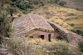 Des croix et des arcades sculptées ornent le toit de l’église monolithe Genete Maryam (l’église du Paradis de Marie). Dans la cour, une piscine liturgique dont l’eau est censée guérir les problèmes de fertilité (environs de Lalibela, Ethiopie). Abyssinie 
 Ethiopie 
 Genete Maryam 
 Lalibela 
 UNESCO 
 christianisme 
 chrétiens 
 grotte 
 sanctuaire 
 troglodyte 
 tuf volcanique 
 église monolithe 
 église souterraine 