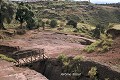 En arrivant, seul apparaît tout d’abord le toit  sculpté de Bete Giorghis (l’église de saint Georges), taillée comme à l’emporte pièce en forme de croix grecque dans le plateau (Lalibela, Ethiopie). Abyssinie 
 Bete Giorghis 
 Ethiopie 
 Lalibela 
 UNESCO 
 christianisme 
 chrétiens 
 grotte 
 sanctuaire 
 troglodyte 
 tuf volcanique 
 église monolithe 
 église souterraine 