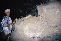 La gigantesque grotte dans laquelle fut construite au XIIe siècle l’église de Yemrehanna Krestos (Que le Christ nous montre la voie) abrite également une multitude d’ossements et de momies Abyssinie 
 Ethiopie 
 Lalibela 
 Ne’akuto Le’ab 
 UNESCO 
 Yemrehanna Krestos 
 christianisme 
 chrétiens 
 grotte 
 sanctuaire 
 troglodyte 
 tuf volcanique 
 église monolithe 
 église souterraine 