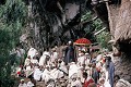 Lors d’une fête religieuse, tabot (tablette symbolisant les tables de la Loi), religieux et fidèles au pied de la falaise abritant l’église de Ne’akuto Le’ab (environs de Lalibela, Ethiopie). Abyssinie 
 Ethiopie 
 Lalibela 
 Ne’akuto Le’ab 
 UNESCO 
 christianisme 
 chrétiens 
 grotte 
 sanctuaire 
 troglodyte 
 tuf volcanique 
 église monolithe 
 église souterraine 