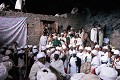 Religieux chantant et dansant lors d’une fête dans la gigantesque grotte abritant l’église de Ne’akuto Le’ab (environs de Lalibela, Ethiopie). Abyssinie 
 Ethiopie 
 Lalibela 
 Ne’akuto Le’ab 
 UNESCO 
 christianisme 
 chrétiens 
 grotte 
 sanctuaire 
 troglodyte 
 tuf volcanique 
 église monolithe 
 église souterraine 