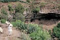 Lors d’une fête religieuse, un prêtre monte à la suite du tabot (tablette symbolisant les tables de la Loi) sur le plateau qui surplombe lëéglise de Ne’akuto Le’ab (environs de Lalibela, Ethiopie). Abyssinie 
 Ethiopie 
 Lalibela 
 Ne’akuto Le’ab 
 UNESCO 
 christianisme 
 chrétiens 
 grotte 
 sanctuaire 
 troglodyte 
 tuf volcanique 
 église monolithe 
 église souterraine 