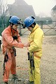 Il faisait -4°C ce matin-là, nous étions en train de nous équiper pour descendre dans le puits de Balâtre et explorer un souterrain-refuge inédit. Grâce à la dotation reçue en soutien à notre expédition en Cappadoce, nous étions désormais équipés de casques Edelrid bleus, beaucoup plus confortables que les casques de chantier et parfaitement adaptés à la spéléologie ; Blésois (France), décembre 1989 (photo : Stéphane Lebreton). Touraine 
 cavité 
 exploration 
 puits 
 souterrain 
 souterrain-refuge 
 spéléologie 