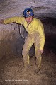 Une boue argileuse aussi fine que collante envahissait certaines salles de ce souterrain-refuge des environs de Valençay. A tel point que nous avions beaucoup de mal à nous déplacer et, une fois assis, nous nous « décollions » très difficilement du sol. En nettoyant le matériel, nous avons même découvert que notre boussole était devenue inutilisable, dépolie par le frottement des fines particules d’argile ; Berry (France), mai 1990. Berry 
 Loir-et-Cher 
 Valençay 
 exploration 
 souterrain 
 souterrain-refuge 
 spéléologie 