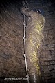 Alors que nous remontions vers la surface, nos combinaisons méconnaissables témoignaient du parcours difficile dans l’eau et la boue ; aqueducs de Grand, Vosges (France), juillet 1992. Grand 
 Vosges 
 aqueduc romain 
 coulisses 
 exploration 
 souterrain 
 spéléologie 