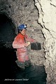 Beaucoup d’eau dans ce grand souterrain-refuge villageois et les cuissardes n’étaient pas assez hautes  pour rester au sec … Senlis-le-Sec, Picardie (France), mars 1994. Nord 
 Picardie 
 cavité 
 coulisses 
 exploration 
 souterrain 
 souterrain-refuge 
 spéléologie 