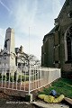 La plupart des grands souterrains-refuges villageois du nord de la France s’ouvrent sous une église ou à proximité immédiate. La sortie d’un souterrain est toujours un moment à part, un entre-deux qui prend encore plus de relief lorsqu’on émerge ainsi au milieu du village ; Domqueur, Picardie (France), mars 1994. Nord 
 Picardie 
 coulisses 
 exploration 
 muche 
 souterrain 
 souterrain-refuge 
 spéléologie 