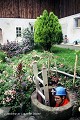 Toujours aussi étroit, l’accès à ce souterrain se faisait dans le jardin d’une maison, au cœur d’une petite ville des environs de Linz (Autriche), juillet 1998. Autriche 
 cavité 
 coulisses 
 exploration 
 souterrain 
 souterrain-refuge 
 spéléologie 