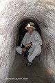 A Ben Duoc, après avoir convaincu notre guide, nous avons pu quitter le réseau touristique classique pour emprunter des tunnels peu fréquentés et proches de leur état d’origine, bien qu’un peu agrandis pour faciliter la visite. L’atmosphère chaude et humide rendait notre progression à quatre pattes particulièrement oppressante. Une visite éprouvante qui nous laissait imaginer les difficultés de ceux qui s’abritaient et combattaient dans les tunnels; Cu-Chi (Vietnam), octobre 2004. Cu-Chi 
 Vietnam 
 Viêt-cong 
 coulisses 
 souterrain 
 tunnel du guerre 