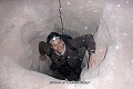 Lors de notre deuxième voyage en Cappadoce, il nous a fallu grimper dans d’étroites cheminées de communication pour gagner les étages supérieurs de la ville souterraine de Mazi ; Cappadoce (Turquie), avril 2011. Cappadoce 
 Mazi 
 Turquie 
 cheminée 
 coulisses 
 ville souterraine 