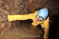 Commencé durant les jours précédents et repris le matin même, le pompage avait permis d’abaisser suffisamment le niveau de l’eau pour que nous puissions tenter l’exploration de ce souterrain creusé sous une église des Deux-Sèvres. Pour des raisons de sécurité, nous avons été contraints d’arrêter la pompe durant la visite, et la remontée inexorable de l’eau a limité le temps passé dans le boyau au-delà de la zone inondée ; Poitou (France), septembre 2014. Deux-Sèvres 
 coulisses 
 exploration 
 souterrain 
 souterrain aménagé 
 souterrain-refuge 
 spéléologie 