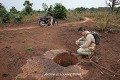 Plusieurs puits d’accès percent la cuirasse latéritique, leurs orifices ne sont distants que d’une dizaine de mètres (Bohicon, environs d’Abomey, Bénin). Abomey 
 Afrique de l'Ouest 
 Bénin 
 Dahomey 
 Danhomé 
 esclavagisme 
 grotte 
 guerre 
 latérite 
 puits 
 souterrain 
 souterrain-refuge 