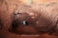 En 1998, lors de la construction d’une route, les engins de terrassement ont éventré ce souterrain réalisant ainsi une coupe de la chambre centrale. Au fond, les deux lucarnes donnent sur les petites salles inférieures restées intactes ; musée d’Agongointo (Bohicon, environs d’Abomey, Bénin). Abomey 
 Afrique de l'Ouest 
 Agongointo 
 Bénin 
 Dahomey 
 Danhomé 
 esclavagisme 
 grotte 
 guerre 
 souterrain 
 souterrain-refuge 