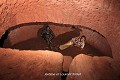 Creusée assez profondément, l’unique salle inférieure prend la forme d’un haricot (Za-Kpota, environs d’Abomey, Bénin). Abomey 
 Afrique de l'Ouest 
 Bénin 
 Dahomey 
 Danhomé 
 guerre 
 souterrain 
 souterrain-refuge 