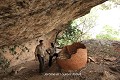 Sous un surplomb rocheux, subsistent les traces de plusieurs silos installés sur une terrasse. L’un de ces vastes silos de terre crue est encore bien conservé (Atakora, Bénin). Afrique de l'Ouest 
 Atacora 
 Bénin 
 grotte 
 guerre 
 silo à grain 