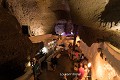 Comme son nom l’indique, la Cueva est un bar entièrement creusé dans la roche. La partie inférieure des parois a été chaulée, mais la roche volcanique reste apparente au niveau de la voûte qui s’élève à plusieurs mètres du sol ; Lagomar, village de Nazaret (Lanzarote, Canaries). Canaries 
 Lagomar 
 Lanzarote 
 Nazaret 
 architecture rupestre 
 artiste 
 cave 
 creusé 
 grotte 
 maison troglodytique 
 troglodyte 
 volcanique 