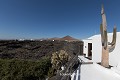 « C’est à Lanzarote que se trouve ma vérité » écrit César Manrique dans son journal. En 1968, revenu définitivement dans son île natale, César Manrique entreprend la construction de sa maison atelier sur un champ de lave datant de la gigantesque éruption de 1730-1736. Il décide de bâtir un niveau au-dessus du sol et d’aménager un niveau souterrain intégrant des grottes volcaniques ; Fundación César Manrique, Tahíche (Lanzarote, Canaries). Art 
 Canaries 
 César Manrique 
 Lanzarote 
 architecture rupestre 
 artiste 
 basalte 
 lave 
 maison creusée 
 maison troglodytique 
 troglodyte 
 tunnel 
 volcanique 