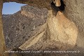 Croix gravée dans le sol de la salle dont la façade a été emportée par un effondrement ; Les Covetes dels Moros (Bocairent, Province de Valence, Espagne). Bocairent 
 Espagne 
 Valence 
 cluzeau de falaise 
 cueva 
 grotte 
 refuge 
 souterrain 