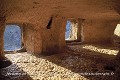 Depuis l’intérieur des salles, les fenêtres pouvaient être fermées par des volets ; Les Covetes dels Moros (Bocairent, Province de Valence, Espagne). Bocairent 
 Espagne 
 Valence 
 cluzeau de falaise 
 cueva 
 grotte 
 refuge 
 souterrain 