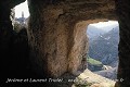 Vue sur le village de Bocairent depuis une salle des Covetes dels Moros (Bocairent, Province de Valence, Espagne). Bocairent 
 Espagne 
 Valence 
 cluzeau de falaise 
 covetes 
 cueva 
 grotte 
 refuge 
 souterrain 