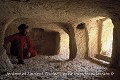 Dans la plupart des salles il faut se déplacer courbé ou à quatre pattes (hauteur moyenne : 1,10 m) ; Les Covetes dels Moros (Bocairent, Province de Valence, Espagne). Espagne 
 cluzeau de falaise 
 souterrain 