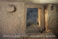 Des volets bloqués dans les feuillures fermaient les fenêtres, et des niches creusées dans la roche accueillaient des luminaires ; Les Covetes dels Moros (Bocairent, Province de Valence, Espagne). Bocairent 
 Espagne 
 Valence 
 cluzeau de falaise 
 covetes 
 grotte 
 refuge 
 souterrain 